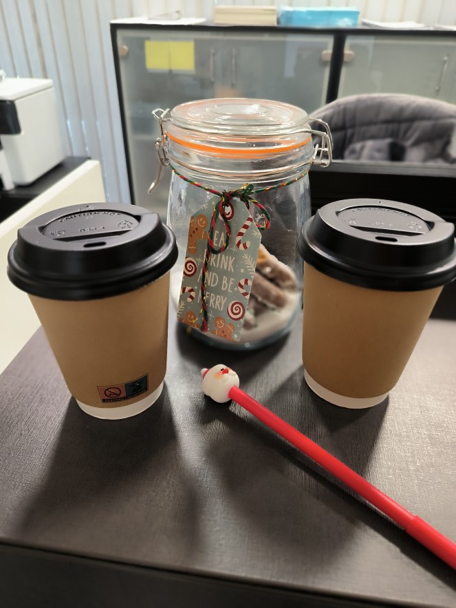 Κι είμαστε ακόμα ζωντανοί στη σκηνή σαν ροκ&nbsp;συγκρότημα